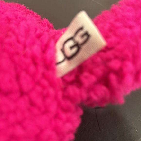 UGG Bright Pink Ear Muffs💕 Hard case round box included.  NEW! - Picture 3 of 6